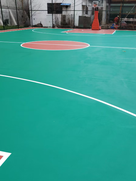 弥勒 球场长期使用易出现地面开裂